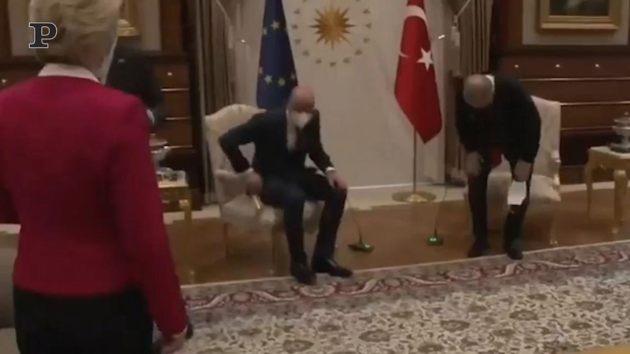 Von Der Leyen lasciata senza sedia da Erdogan | video