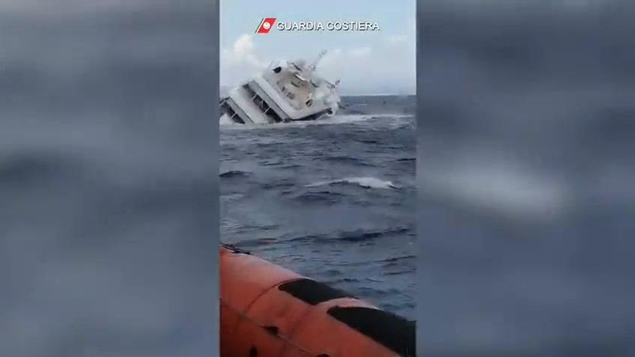 Yacht affonda davanti alle coste di Catanzaro Marina | video