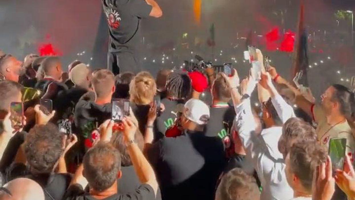 Ibrahimovic arringa i tifosi del Milan alla festa scudetto | video