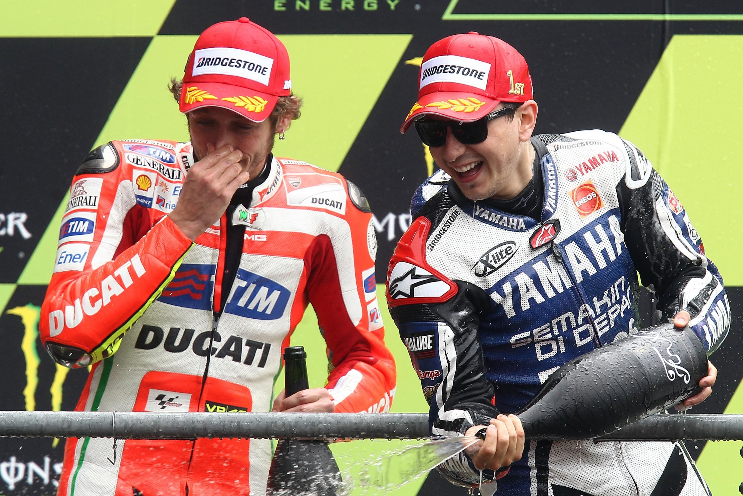 Rossi vs Lorenzo. La sfida Italia-Spagna si gioca anche in pista