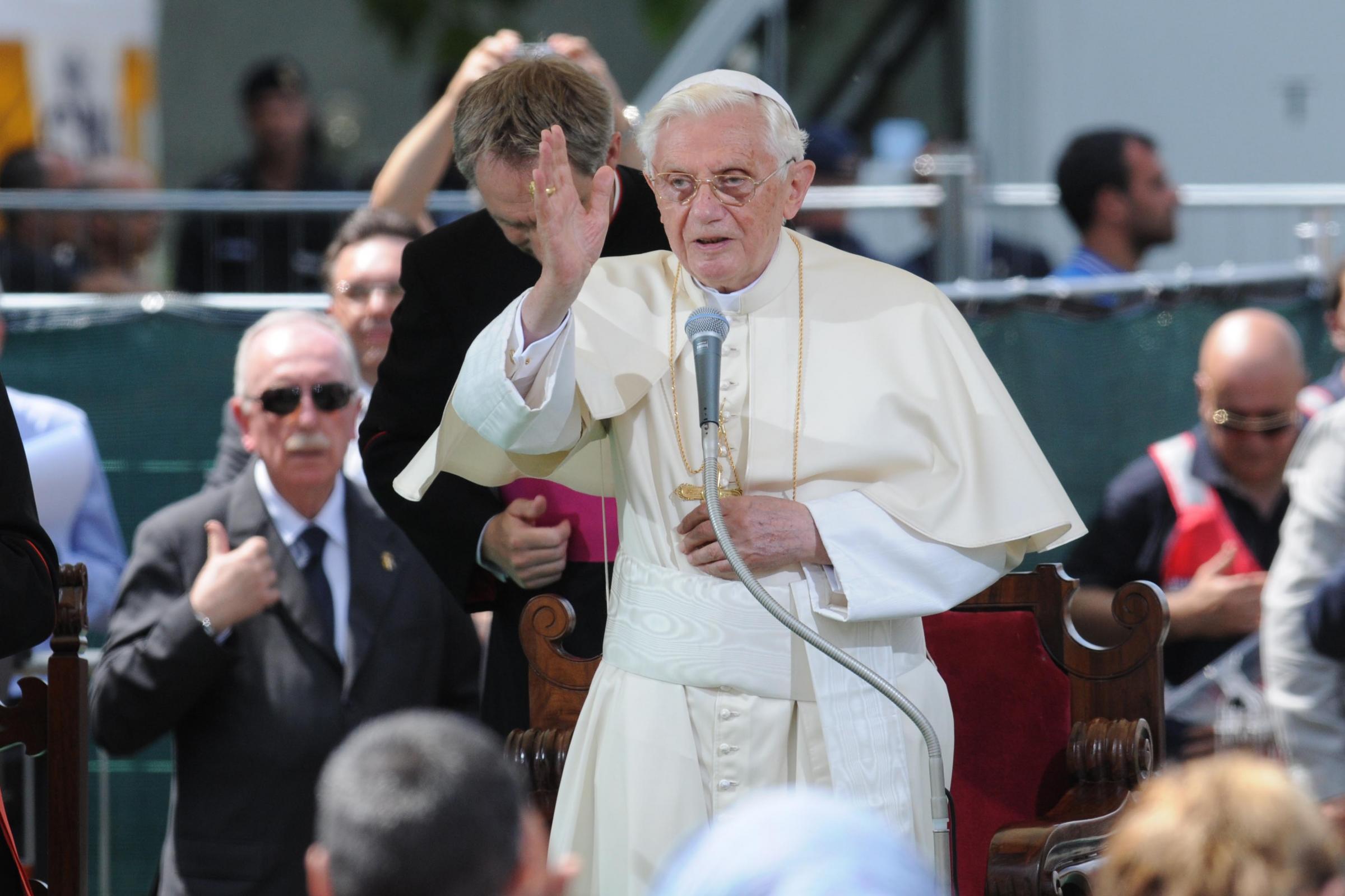 Pope travels to quake zone in Italy to comfort victims Pope travels to quake zone in Italy to comfort victims