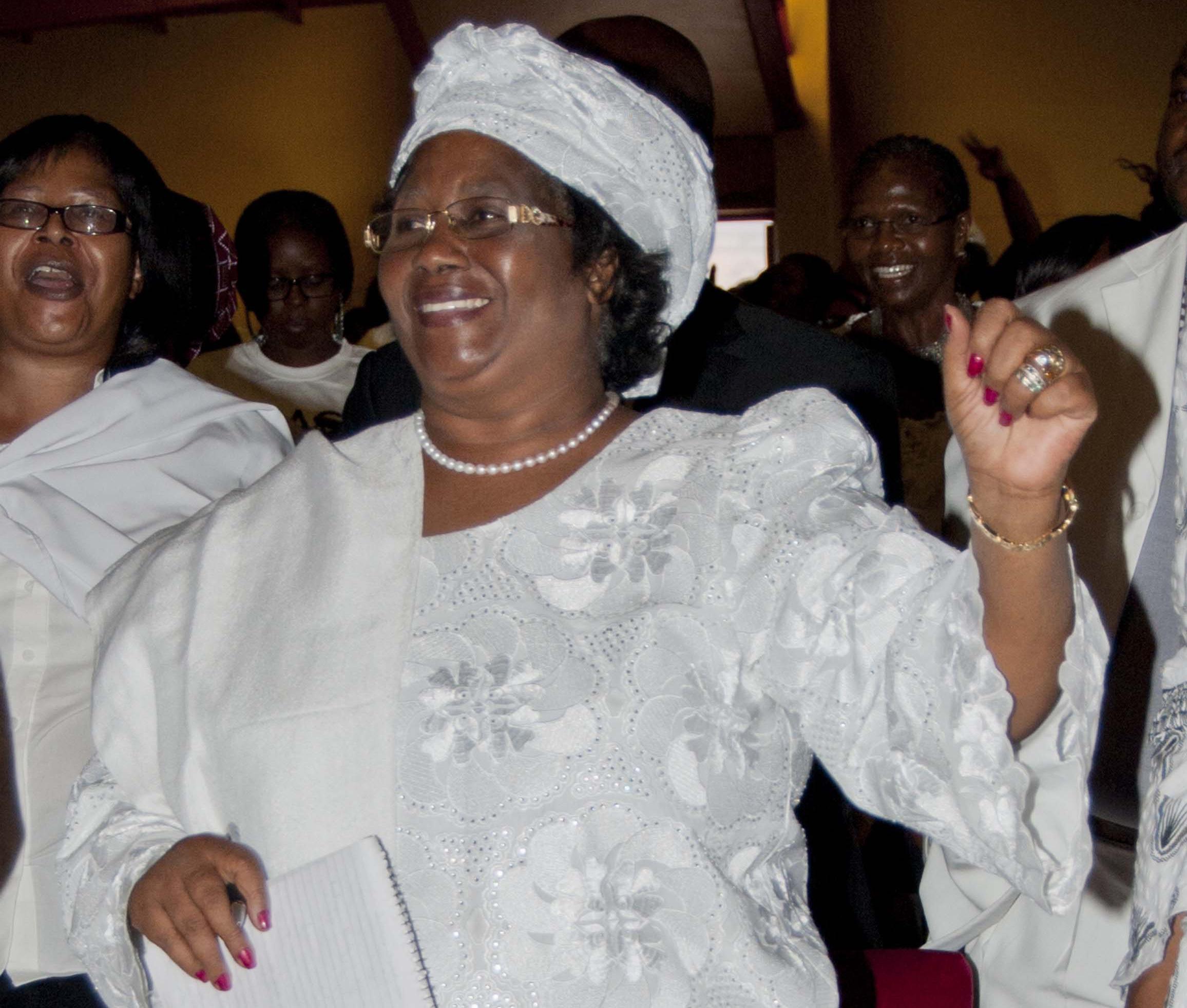 La svendita del presidente del Malawi, le strategie energetiche del Giappone, il nuovo Saint Laurent, Air France e gli acquisti di Mr Oracle