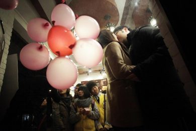 Cina: il Partito rompe il tabù del bacio