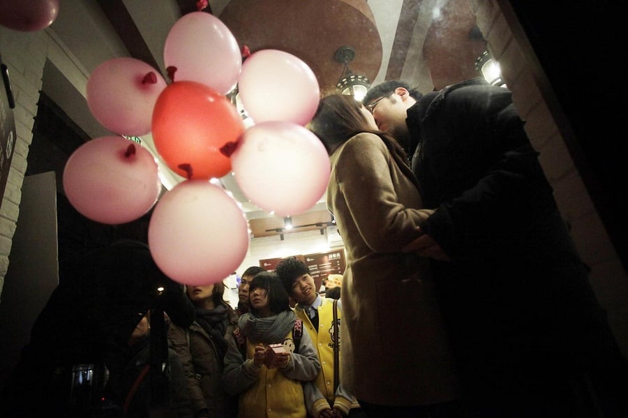 Cina: il Partito rompe il tabù del bacio Cina: il Partito rompe il tabù del bacio