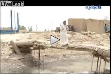 Presentatore iracheno cade in acqua