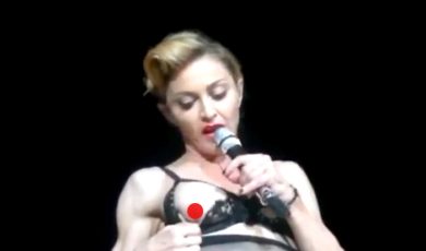 Madonna fuori di seno a Istanbul