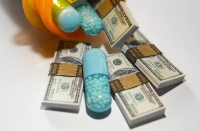 La penicillina sale più dello spread, da 2 a 24 euro, poi cala e torna a carico del SSN