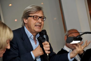 Vittorio Sgarbi contro l’abbattimento del campanile