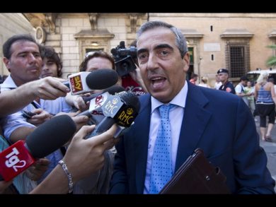 Chiacchiere estive del Palazzo mentre l’Italia affonda