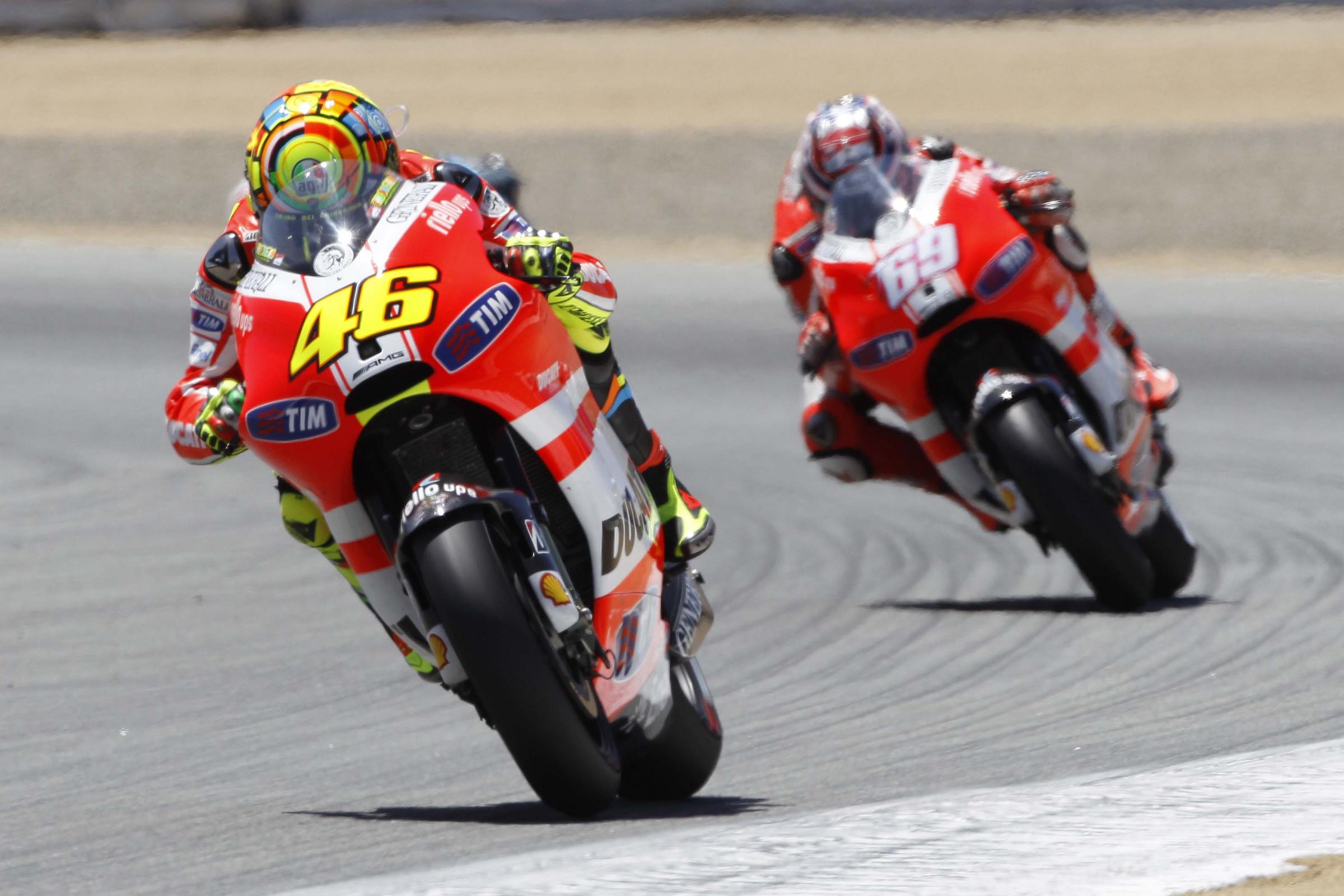 MotoGP. Al Cavatappi Rossi cade, Stoner vince MotoGP. Al Cavatappi Rossi cade, Stoner vince