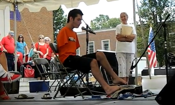 Senza braccia suona con i piedi, la storia di George Dennehy commuove il web Senza braccia suona con i piedi, la storia di George Dennehy commuove il web