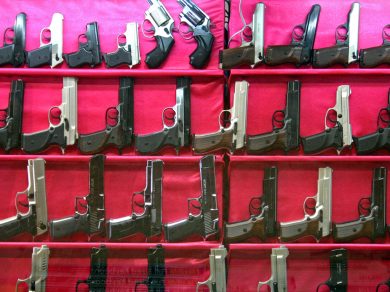 Comprare armi in Rete è drammaticamente semplice, oltre che anonimo