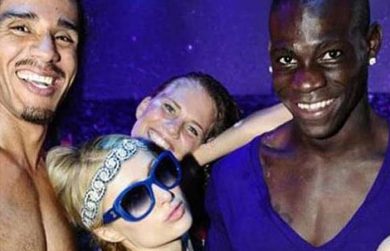 Balotelli continua a far festa, mentre il pancione di Raffaella Fico vale 1 milione