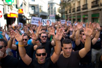 Le mani in alto degli spagnoli e altre foto dal mondo