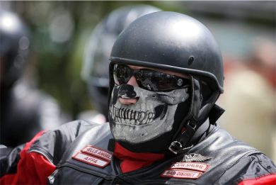 Il picchetto degli Hells Angels e altre foto