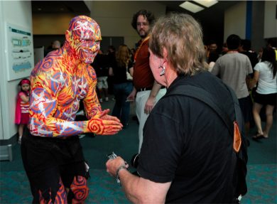 Uomini che sembrano statue e altre foto dal mondo