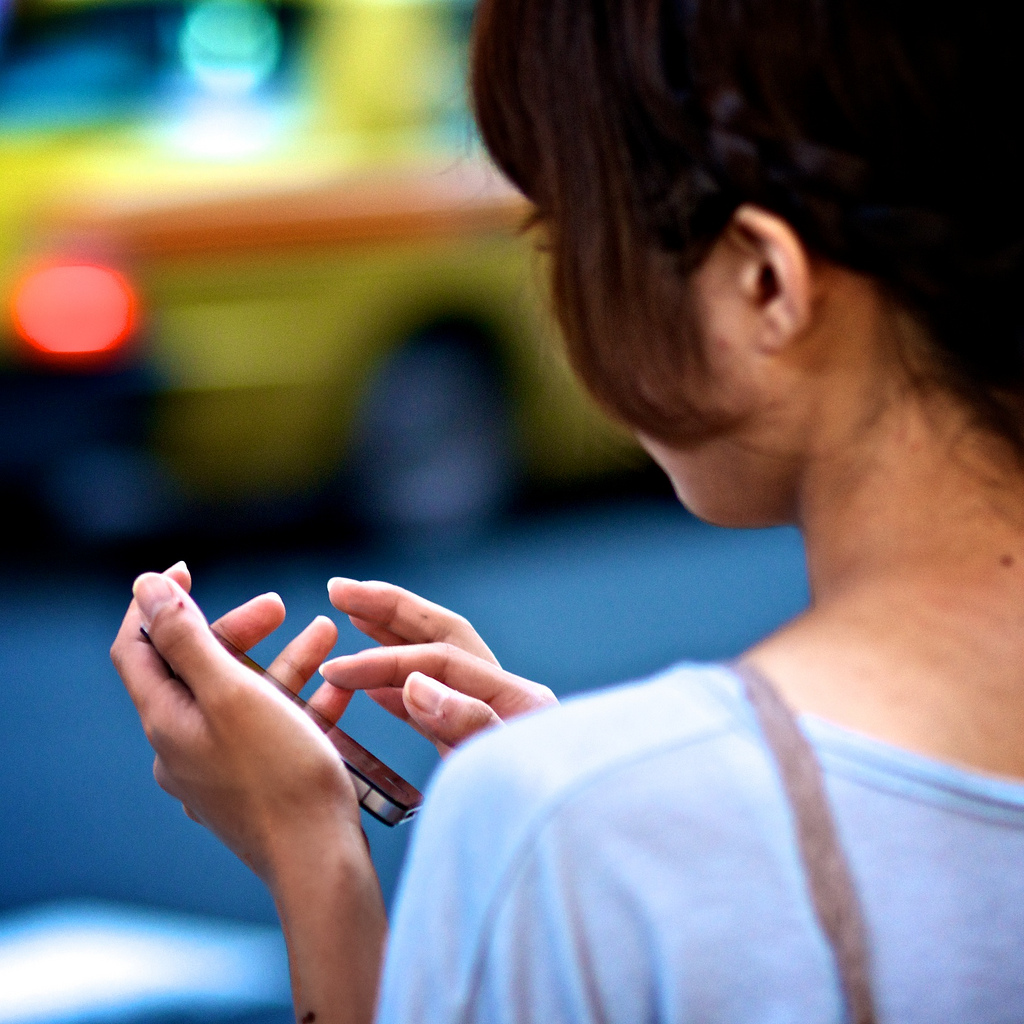 Per caricare l’iPhone basterà un touchscreen triboelettrico Per caricare l’iPhone basterà un touchscreen triboelettrico
