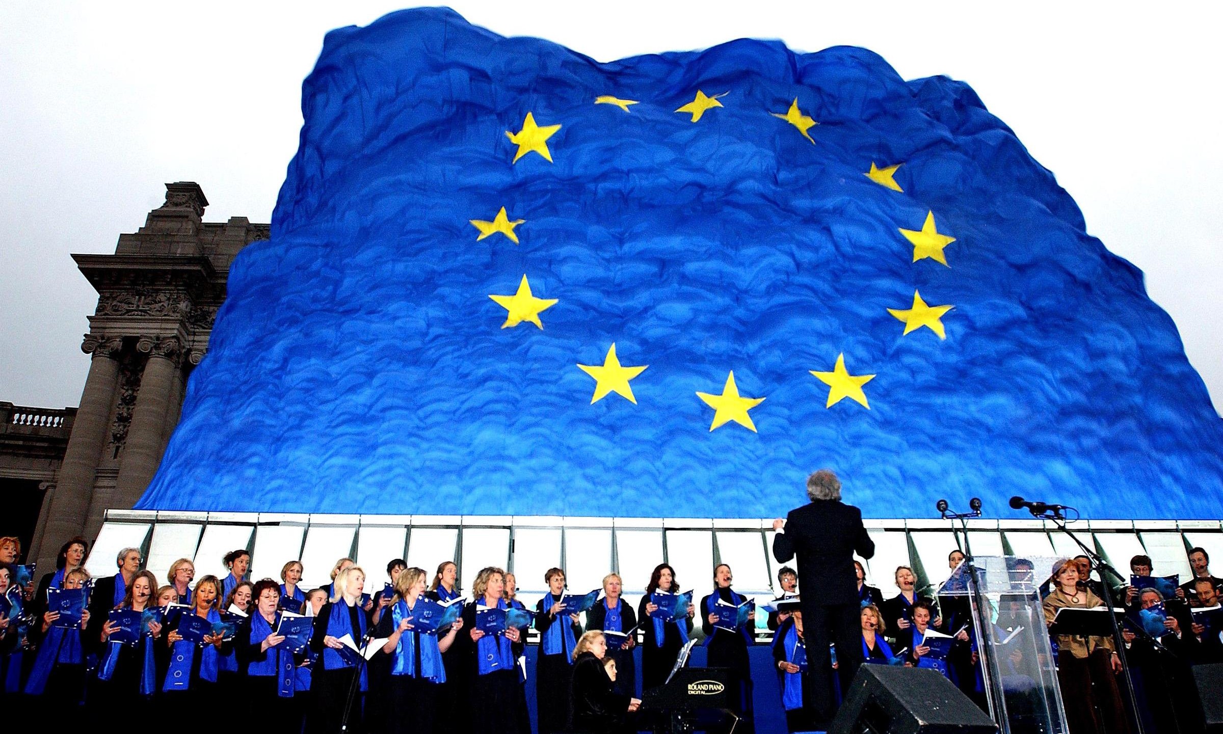 Eurogruppo, è fumata nera. Tra i litiganti interviene Draghi Eurogruppo, è fumata nera. Tra i litiganti interviene Draghi