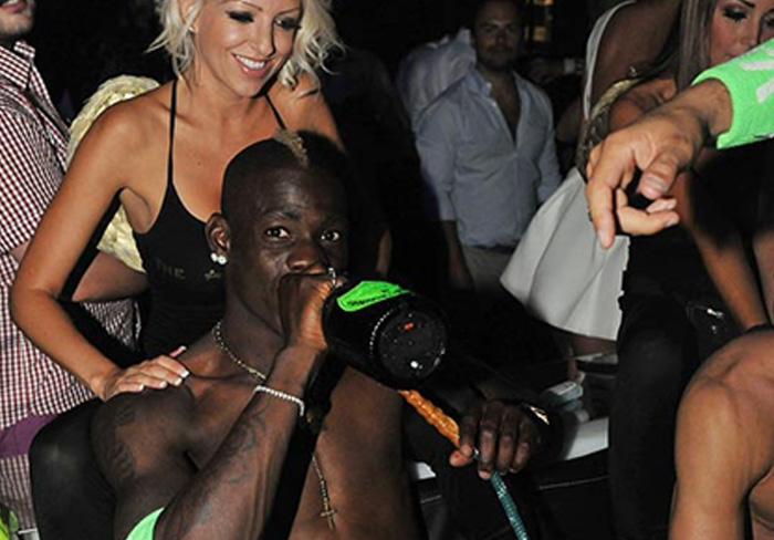 Mario Balotelli: ecco il futuro papà, in un night club tra alcol e fumo