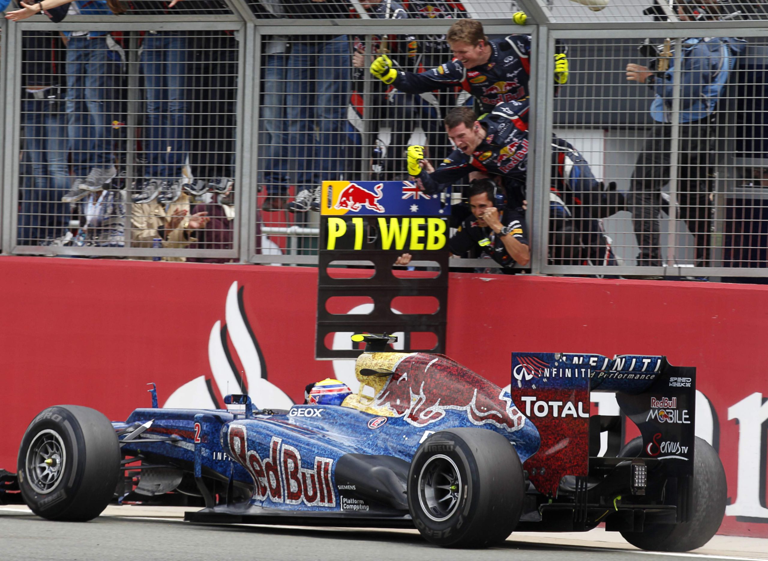 Alonso beffato da Webber ma resta leader