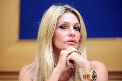 #QuerelaConPaola, è guerra Twitter-Ferrari