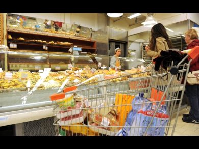 La crisi arriva a tavola e su ogni italiano pesano 32.626 euro di debito pubblico