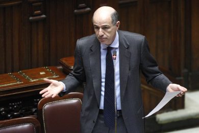 Crisi, 165mila posti di lavoro nelle mani di Passera