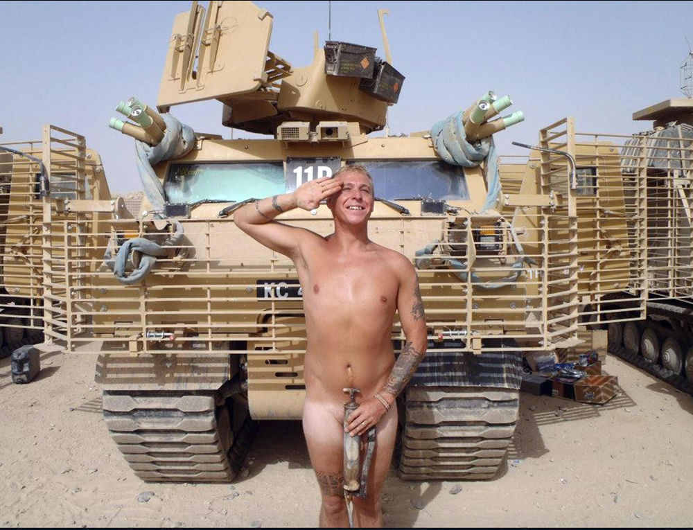 Nudi per Harry: le foto su Twitter dei soldati inglesi