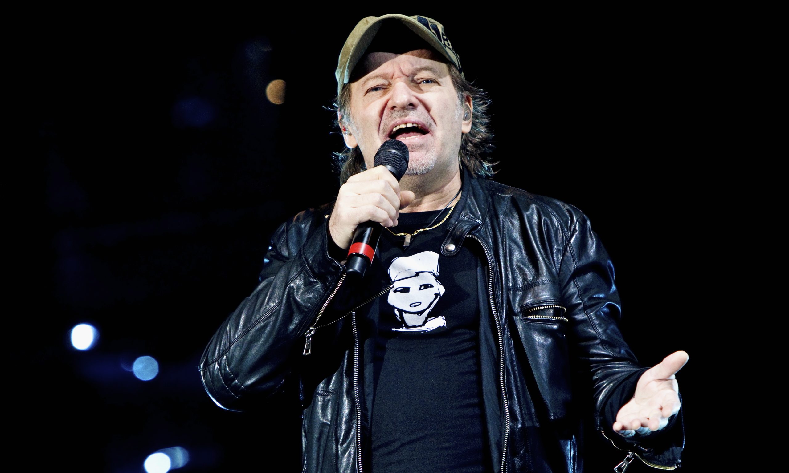 Vasco Rossi: “santone” su Facebook e icona (viva) della musica. Una cosa esclude l’altra? Vasco Rossi: “santone” su Facebook e icona (viva) della musica. Una cosa esclude l’altra?