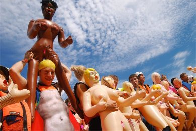 Foto: bambole di gomma e altre finzioni dal mondo