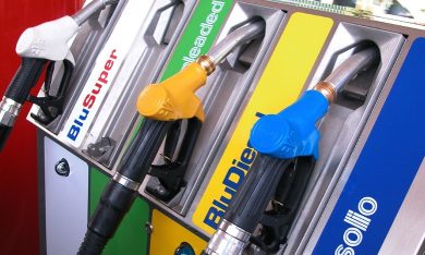Benzina: e se l’Italia, come la Francia, mettesse un tetto al prezzo?