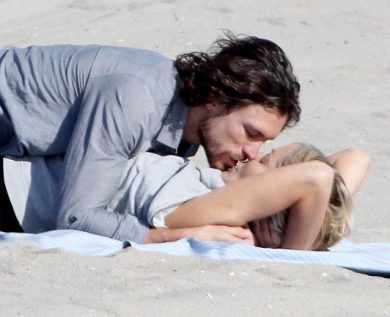 Toy boy o uomo ‘maturo’? Hollywood si spacca