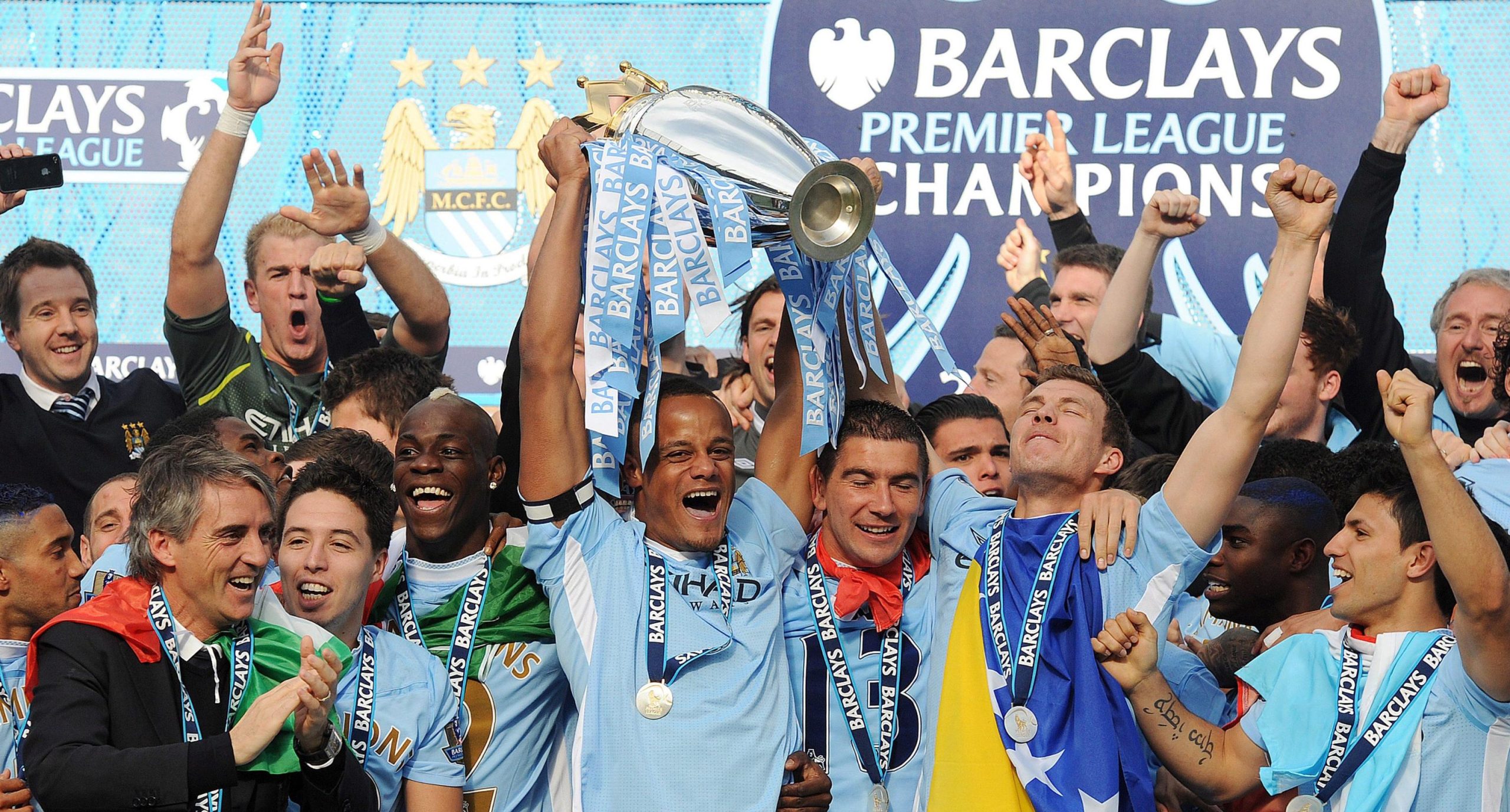 Via alla Premier: tutti contro Manchester