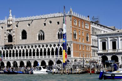 Scarpa-Venini, when vessels communicate in Venice