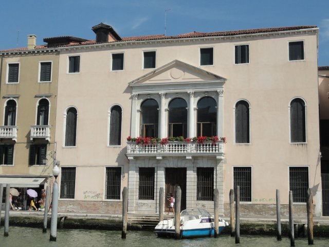 Monti pronto a vendere castelli e residenze storiche