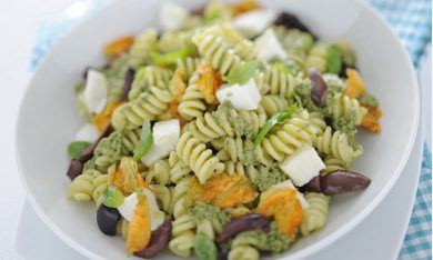 Ricette d’estate: fusilli ai fiori di zucca e mozzarella