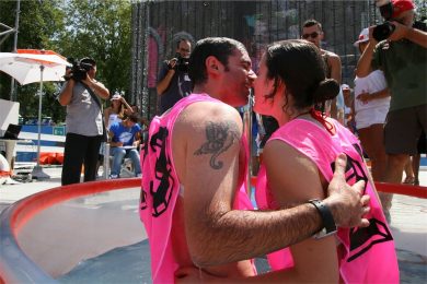 Il bacio sott’acqua e altre foto dal mondo