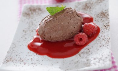 Ricette d’estate: quenelle di cioccolato con lamponi
