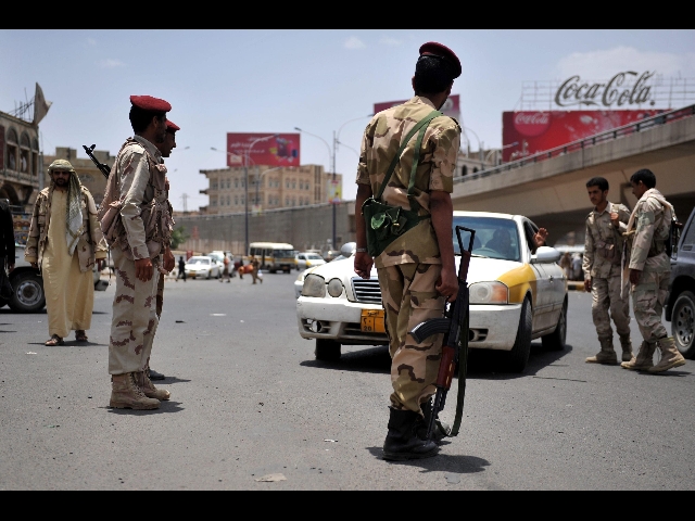 Quello strano sequestro nello Yemen. Il rapito parla al telefono coi giornalisti. I sequestratori: “Lo faremo divertire”. Quello strano sequestro nello Yemen. Il rapito parla al telefono coi giornalisti. I sequestratori: “Lo faremo divertire”.