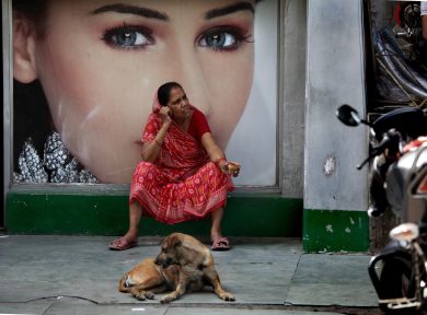 Foto di donne fra tradizione e modernità