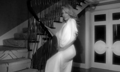 Kylie Minogue, che schiena sexy! Quando le star mostrano un dorso da urlo