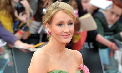 J.K Rowling torna con un nuovo romanzo, ed è già polemica