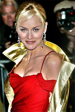 Sharon Stone sviene in diretta, Malgioglio e il mago Otelma insieme. Succede di tutto: è la Milano Fashion Week