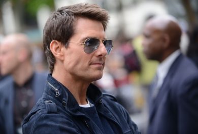 Tom Cruise: una donna misteriosa accanto, la figlia Suri lontano