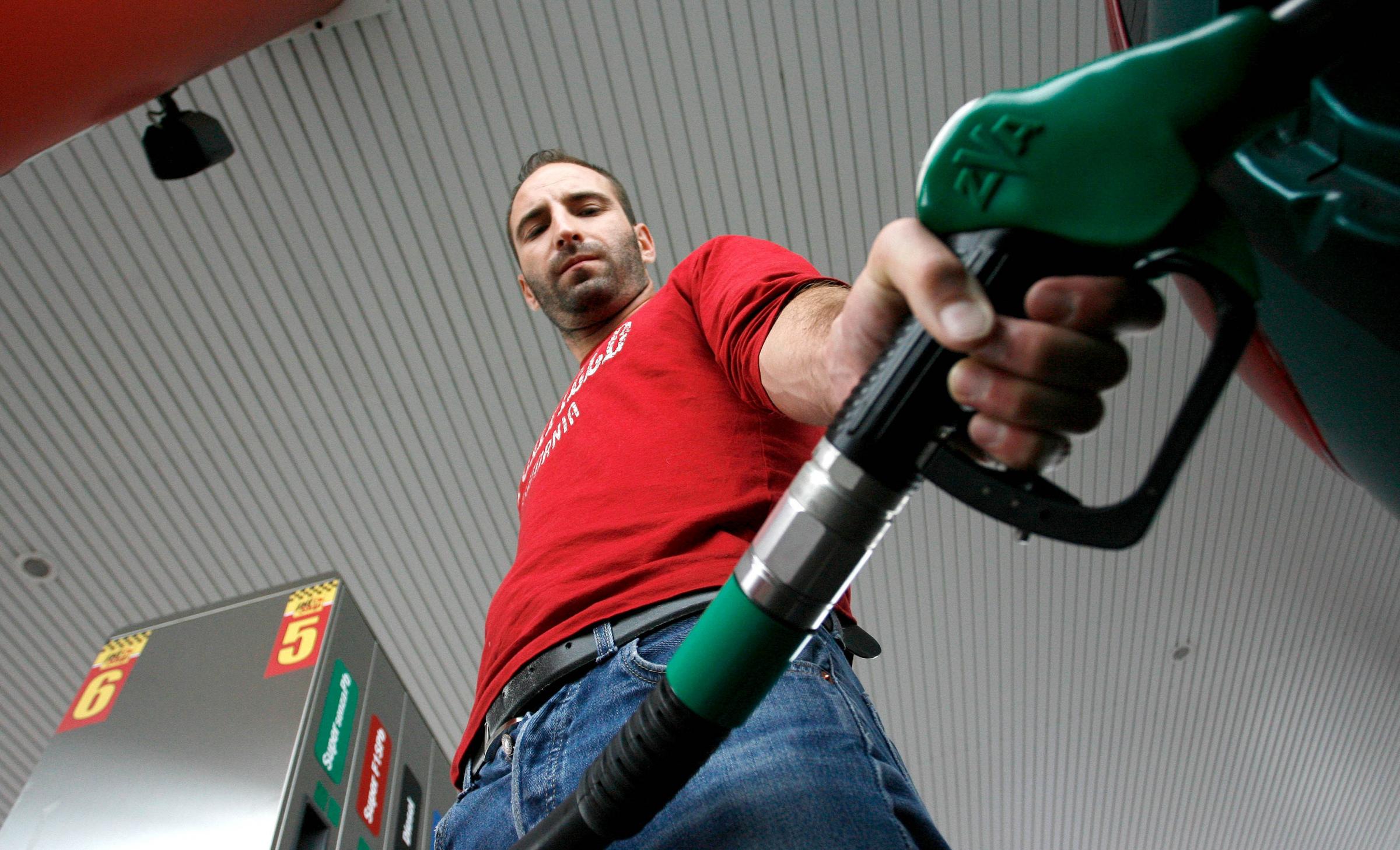 Benzina: gli italiani consumano meno, lo Stato incassa di più