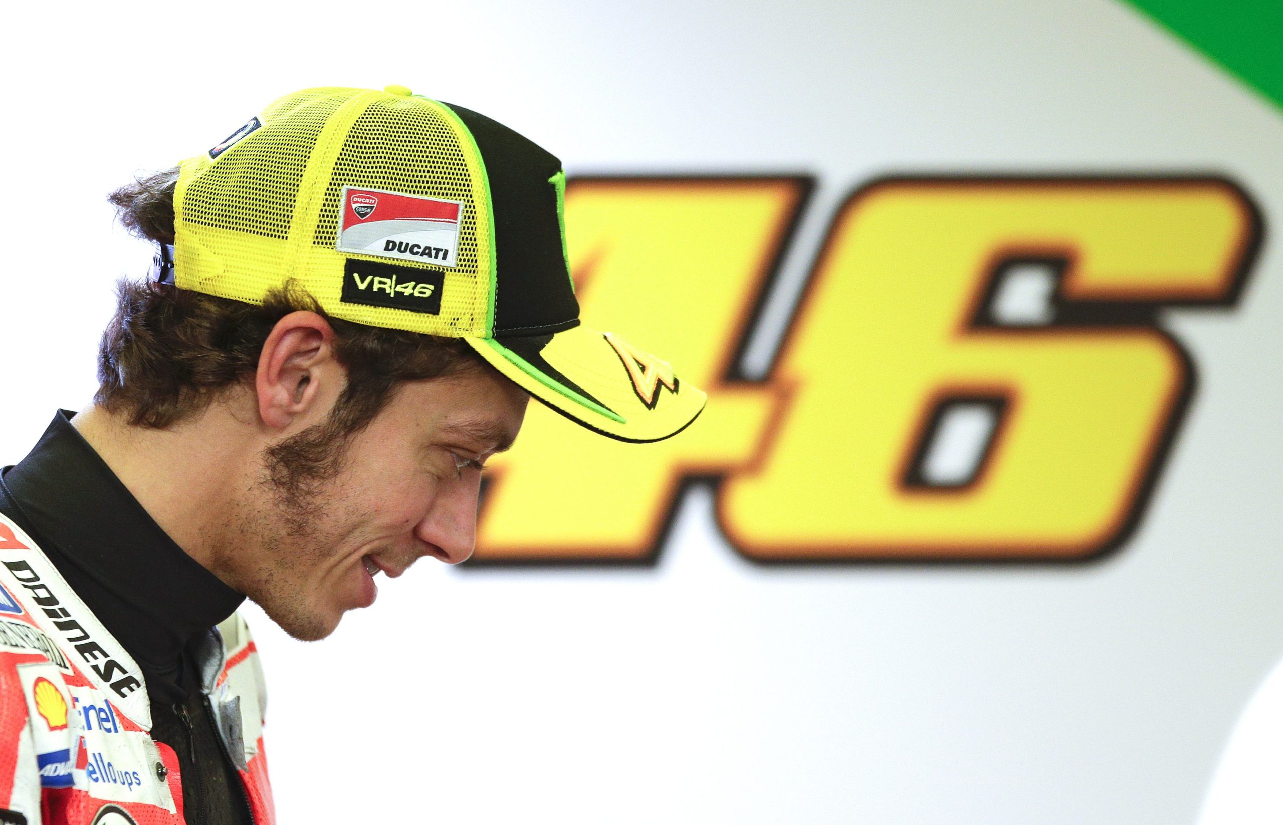 Valentino Rossi sul set per costruire una scuola Valentino Rossi sul set per costruire una scuola