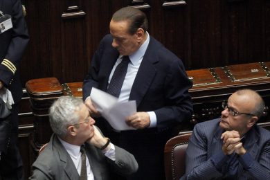 Berlusconi lascia, per colpa di…