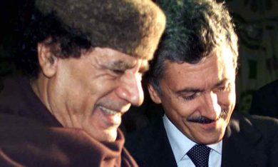 D’Alema come Gheddafi: linciato senza (meritare) pietà