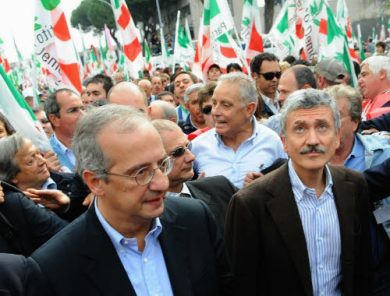 “Mi candidi o no?”. “Chiedilo tu”. Il balletto Bersani-D’Alema che fa “ridere” Veltroni e Renzi