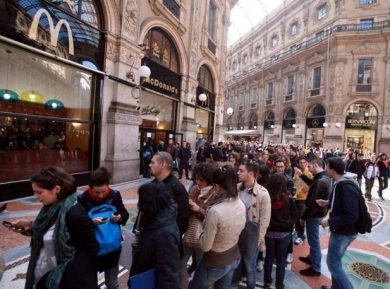 Milano, tutti in fila da Mcdonald’s